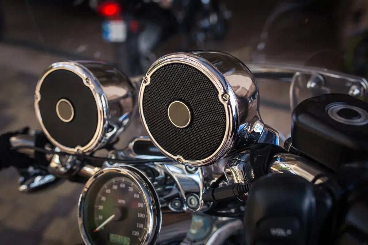 Steering-wheel-music-speakers-on-motorcycle